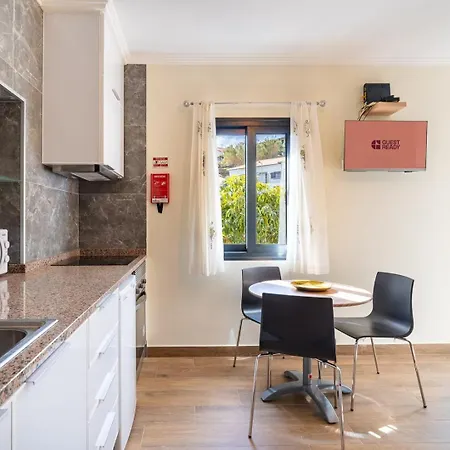 Pensión Guestready - Casa Do Feno Santa Cruz (Madeira)